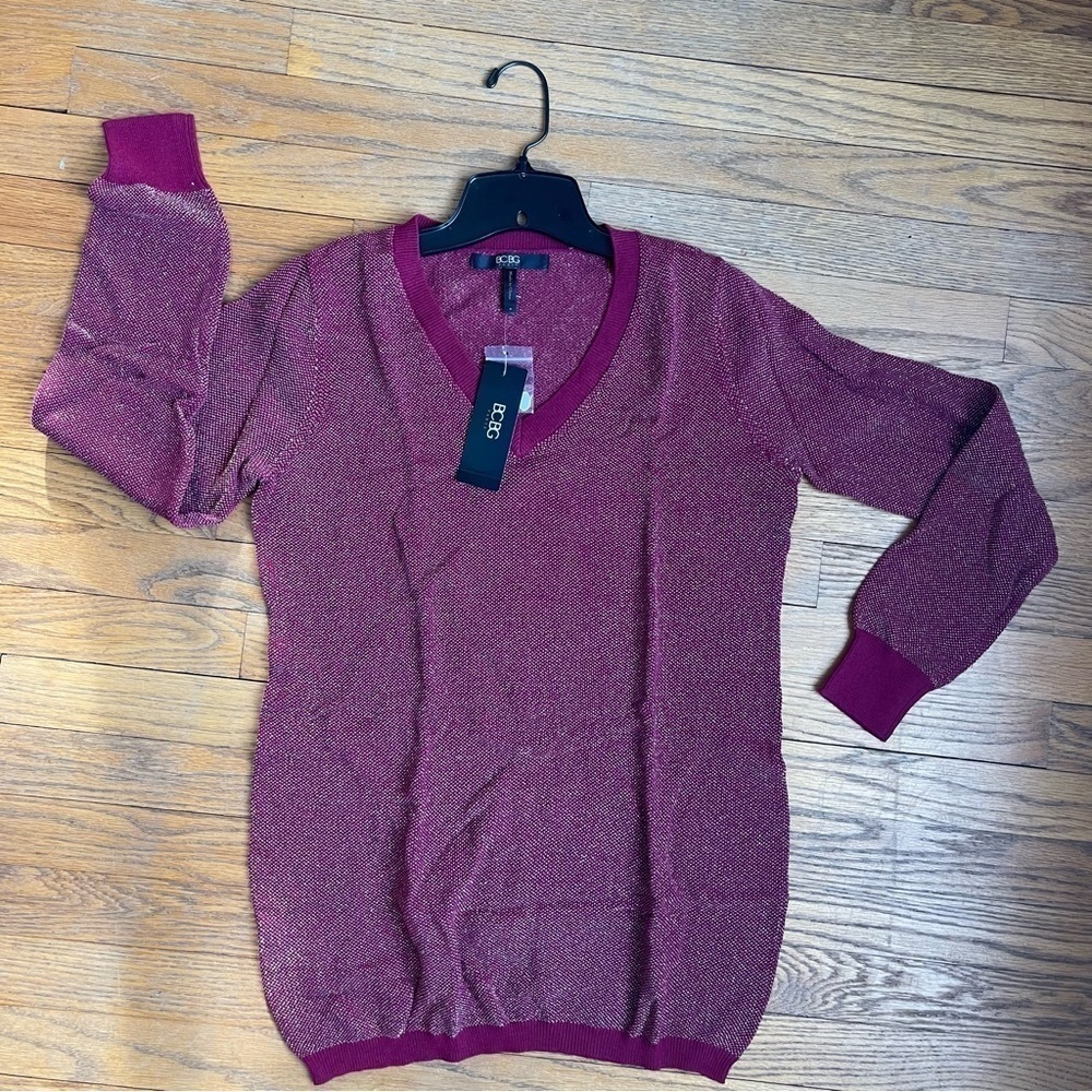 NEW BCBG Paris Beet Red Gold Metallic V Neck Lightweight Sweater Size Medium NWT